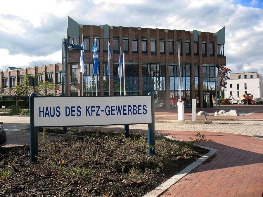 Der ZDK ist wiederum untergliedert in Landesverbände, wie das Haus des KFZ-Gewerbes (Sachsen)