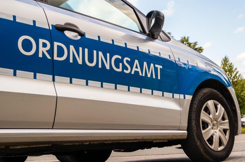 Auto mit Beschriftung "Ordnungsamt"