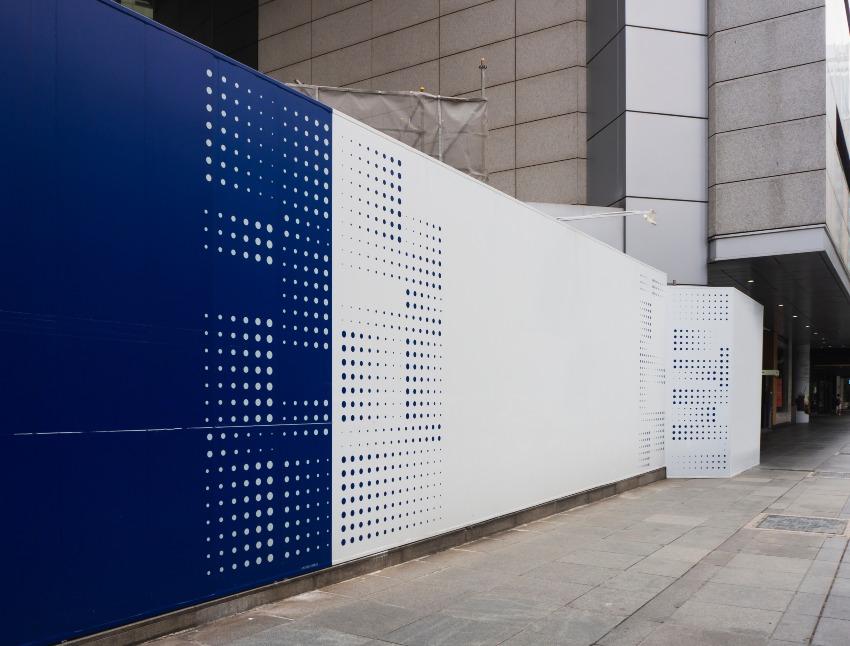 Werbefläche, leer, an einem Bauzaun in einer Innenstadt - Gerüst- und Bauzaunbanner für die Außenwerbung nutzen