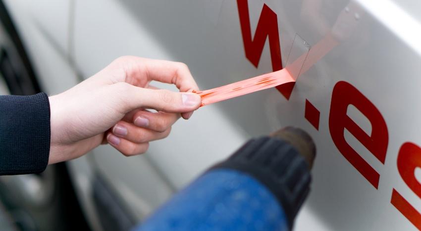 Aufkleber entfernen vom Auto