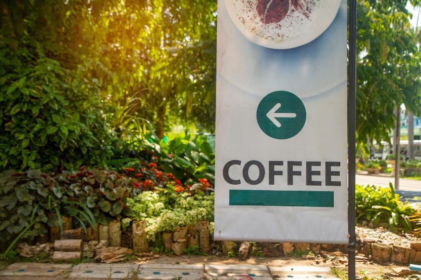 Werbung fuer einen Coffee-Shop - Fahnenmasten: Was gilt rechtlich für Standort und Aufstellung?