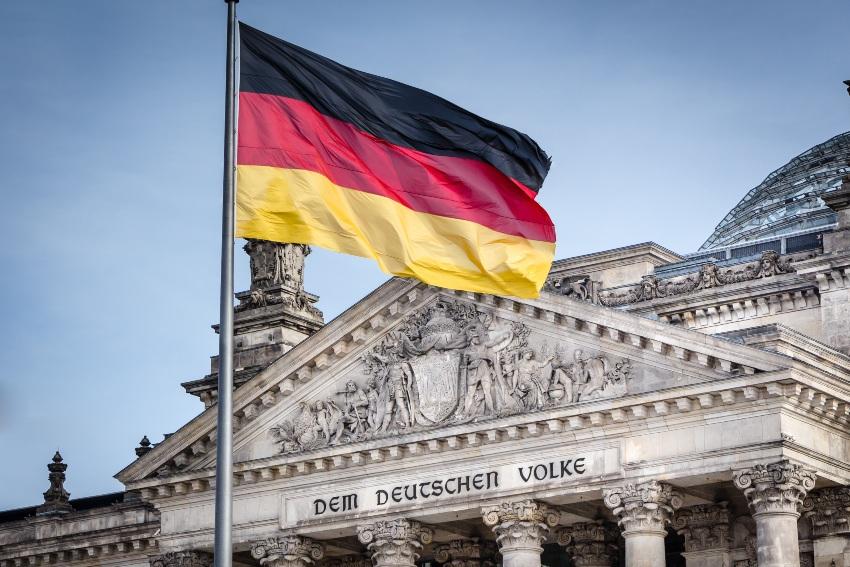 Deutsche-Flagge-vor-Reichstag