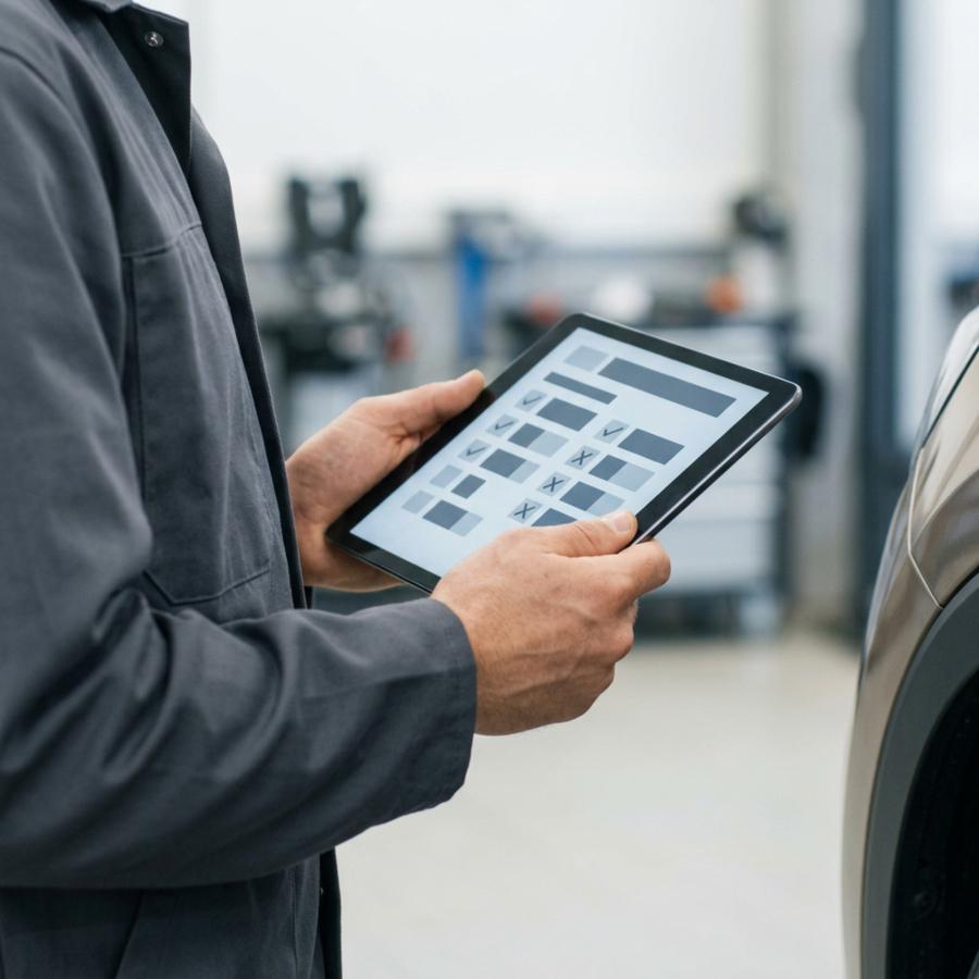 Digitale Erfassung im Werkstattbetrieb Digitale Fahrzeugannahme mit Tablet im Werkstattbetrieb