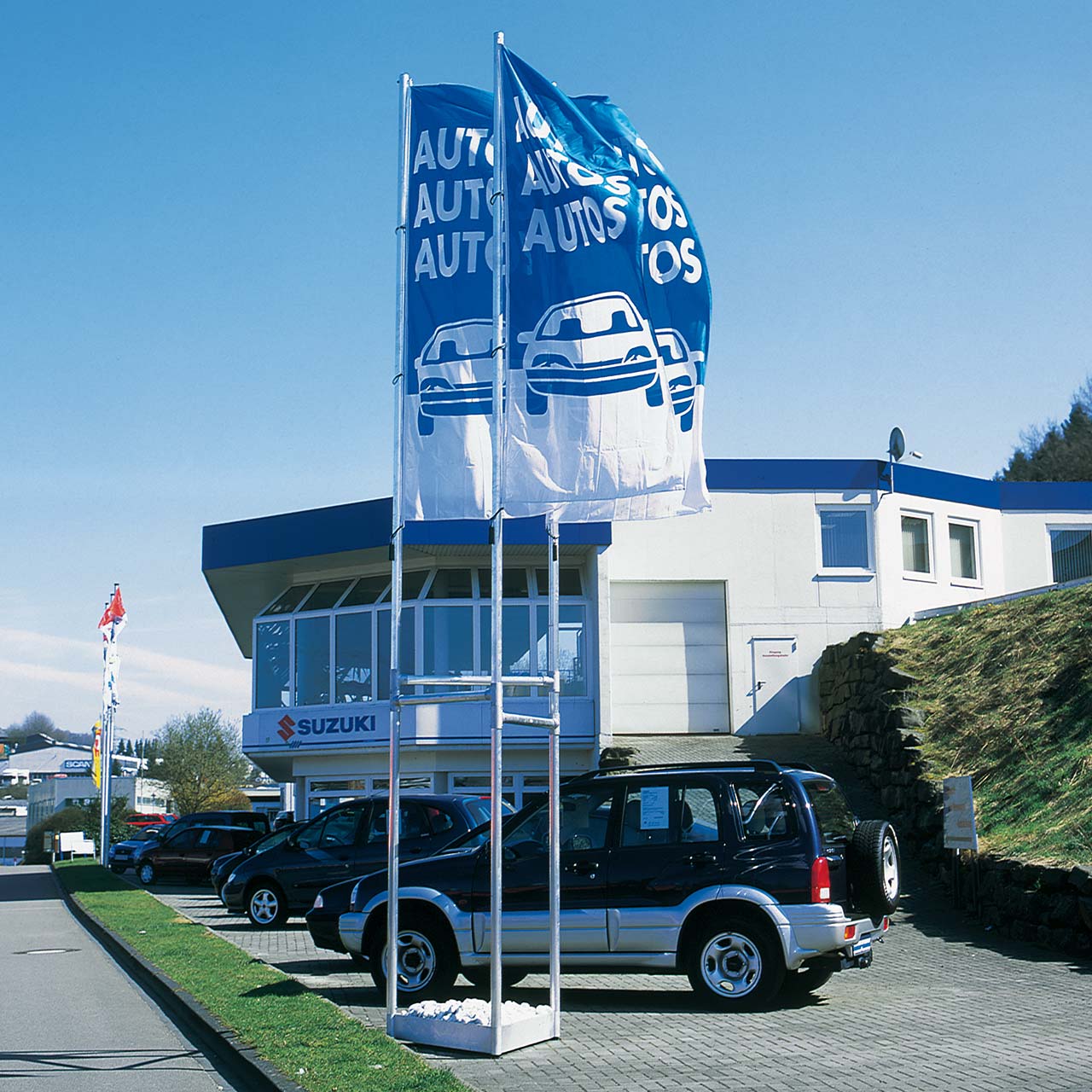 Vorschau: Mobile Fahnenmast-Dreier-Gruppe für Fahnen bis 120 x 300 cm