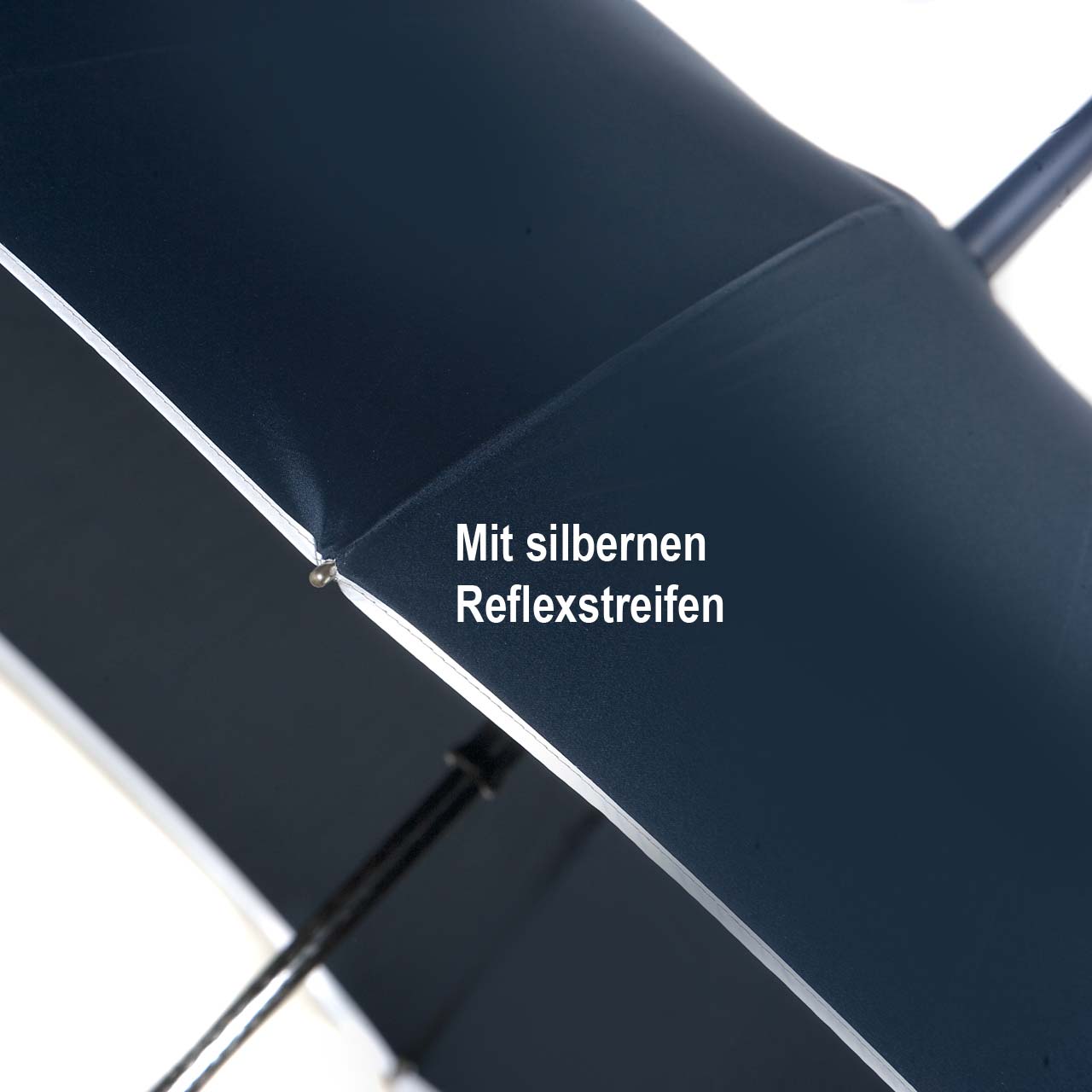 Gästeschirm, Detail: silberne Refelxstreifen