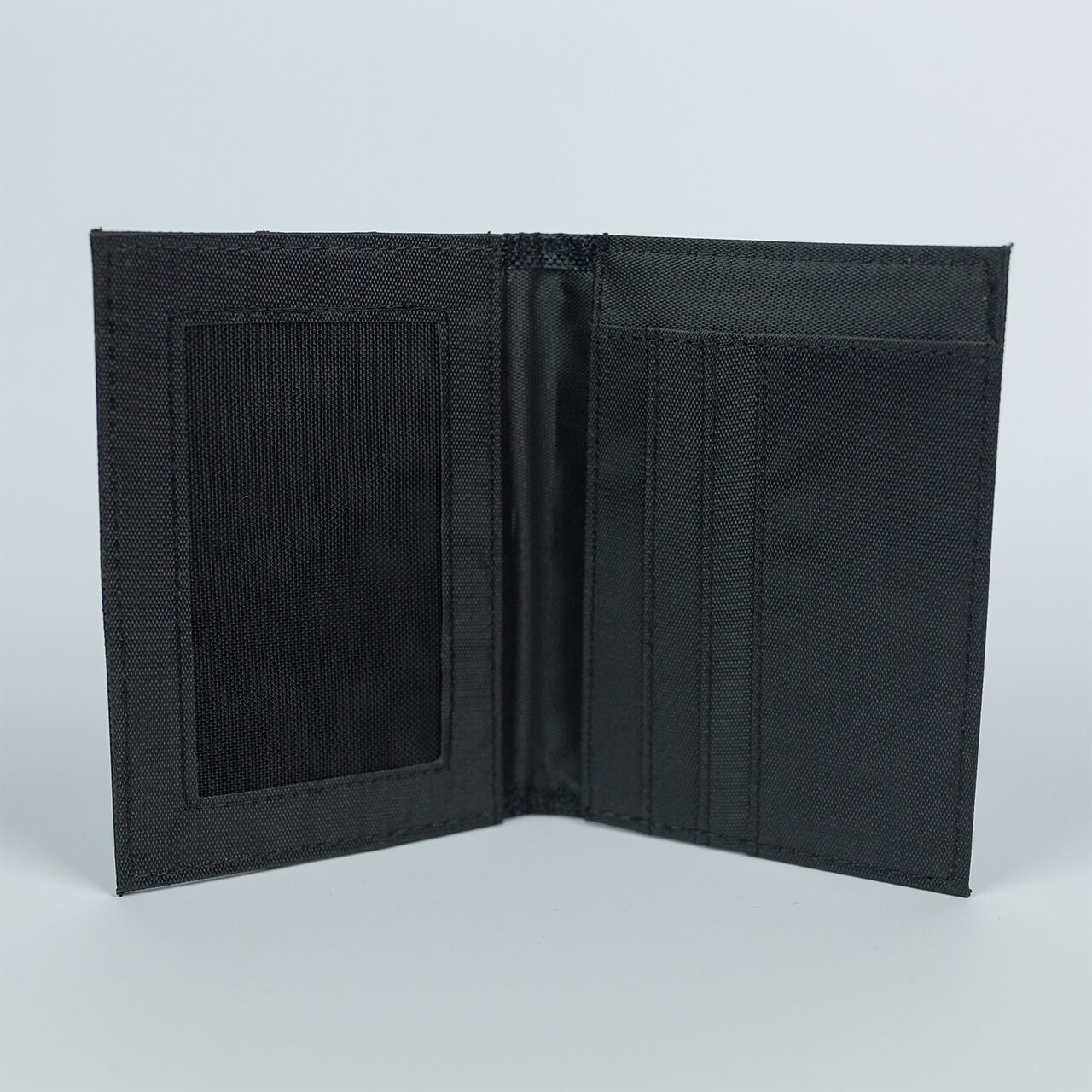 W0649601_Ausweistasche_Nylon_Kunstleder_Designstreifern_offen
