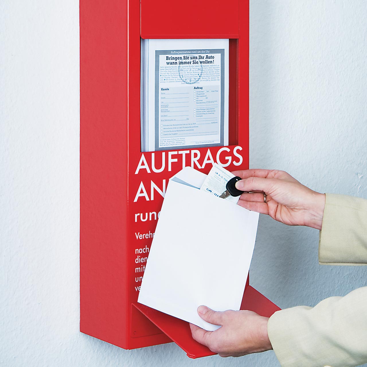 Schlüssel und Papiere einlegen