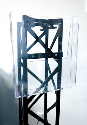 Detail: Montage Prospektbox an Strebe