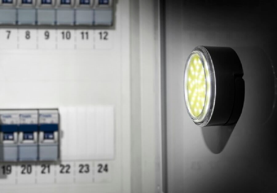 Taschenlampe LumiGlowPocket an der Wand