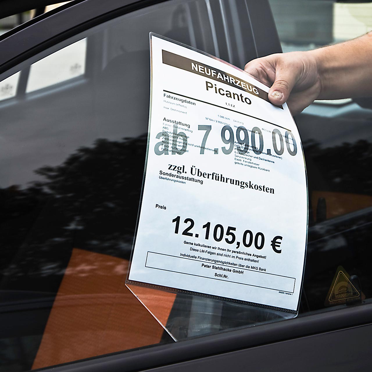 Infohalter zum Einstecken hinter die Scheibe (DIN A 4 Hochformat). Detail "Lasche einstecken"