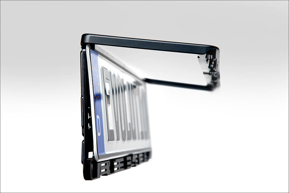 Kennzeichenhalter mit 3D Effekt und Klapprahmen EVOLUTION 3D 520 mm Klapprahmen offen seitlich