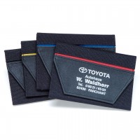 Ausweistasche aus Nylon/Kunstleder mit farbigem Dekorstreifen Ausweistasche aus Nylon/Kunstleder mit farbigem Dekorstreifen