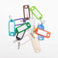 Schlüsselanhänger mit auswechselbarem Etikett und Chromhaken Schlüsselanhänger mit auswechselbarem Etikett und Chromhaken