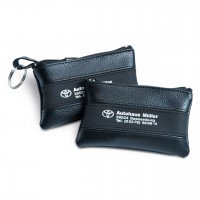 Schlüsseltasche aus Kunstleder, mit matt-schwarzem Designstreifen Schlüsseltasche aus Kunstleder, mit matt-schwarzem Designstreifen