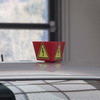 Magnetträger Arbeiten an Hochvolt (HV), rot mit gelbem Warndreieck Magnetträger Arbeiten an Hochvolt (HV), rot mit gelbem Warndreieck